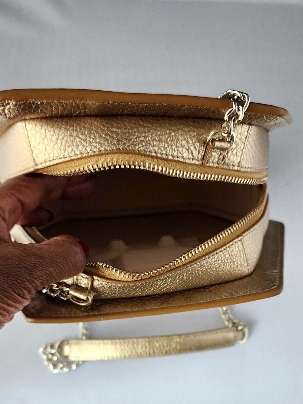 BEE & KIN 'SIDEKICK 2.0' Metallic Gold Hexagon Crossbody Bag with Chain Strap - Picture 8 of 8